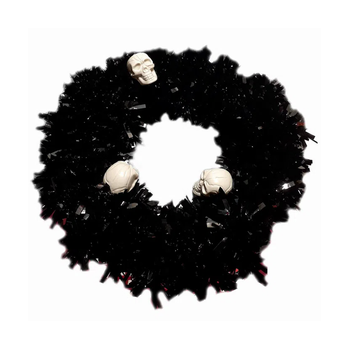 Corona de escarcha negra para Halloween con tres calaveras de color claro