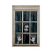Decoración de ventana con mujer poseída con las manos apoyadas en el vidrio