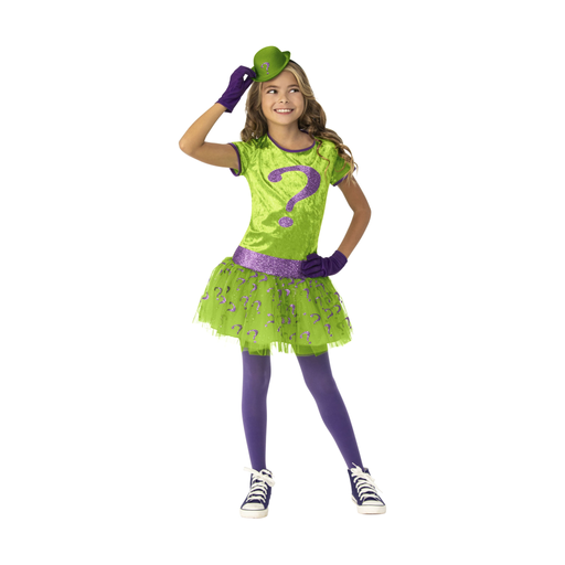 Niña con disfraz de Acertijo, vestido verde con signo de interrogación morado, falda de tul, guantes morados y mini sombrero