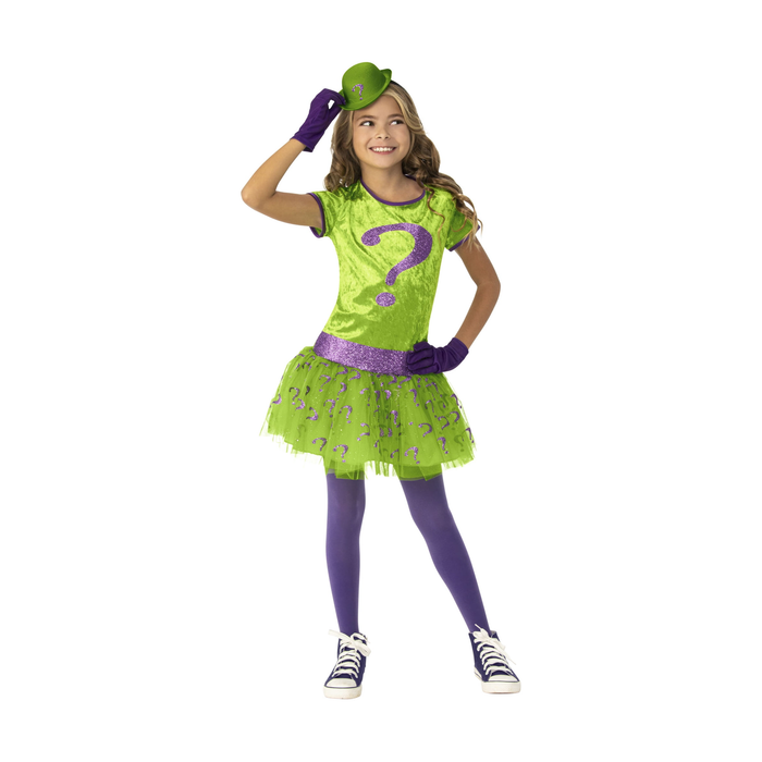 Niña con disfraz de Acertijo, vestido verde con signo de interrogación morado, falda de tul, guantes morados y mini sombrero