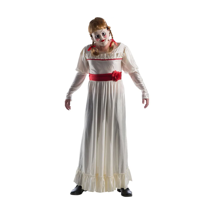 Mujer con disfraz de Annabelle, vestido blanco con faja roja, máscara y peluca con trenzas