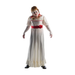 Mujer con disfraz de Annabelle, vestido blanco con faja roja, máscara y peluca con trenzas