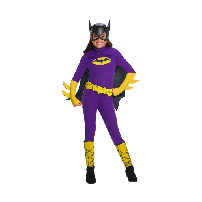 Niña con disfraz de Batgirl: enterito morado con logo de murciélago, guanteletes y cubrebotas amarillos, cinturón, capa y máscara con orejas