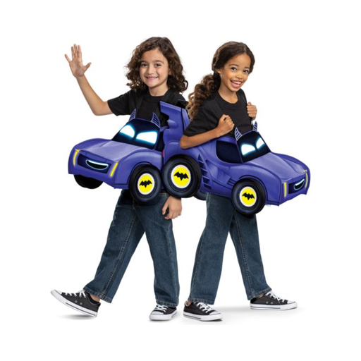 Dos niños con disfraz de Batimóvil Bam de Batwheels, auto azul 3D con logo de murciélago en las ruedas