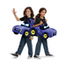 Dos niños con disfraz de Batimóvil Bam de Batwheels, auto azul 3D con logo de murciélago en las ruedas