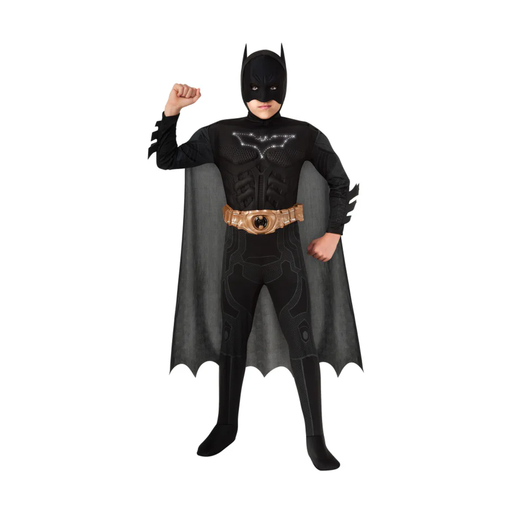 Niño con disfraz de Batman: enterito negro musculoso con emblema iluminado, capa, cinturón dorado y máscara