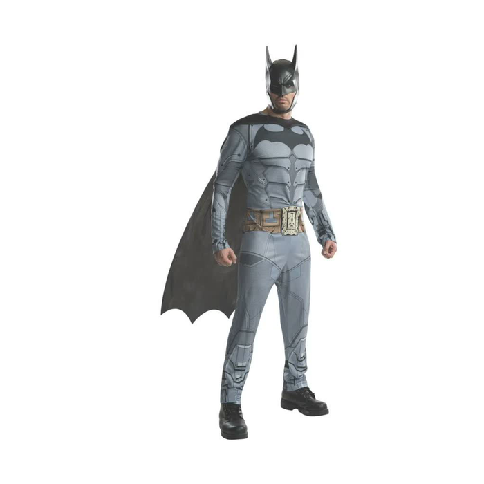 Hombre con disfraz de Batman: enterito gris con emblema, capa negra, cinturón y máscara