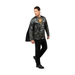 Hombre con disfraz de Black Adam, polera negra y capa