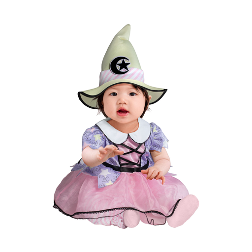 Bebé con disfraz de brujita: vestido lila con lunas y estrellas, cuello blanco, falda de tul rosado y sombrero de bruja con luna y estrella
