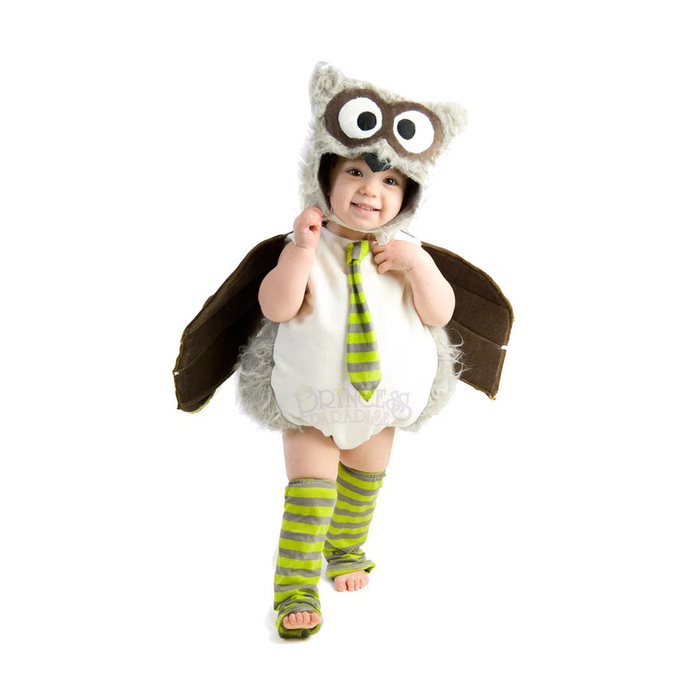 Niño con disfraz de búho de peluche con gorro