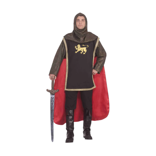 Hombre con disfraz de caballero medieval: capucha de malla, túnica con león dorado y capa roja