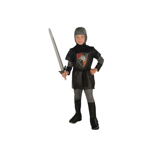 Niño con disfraz de caballero medieval: túnica negra con escudo de lobo y capucha gris