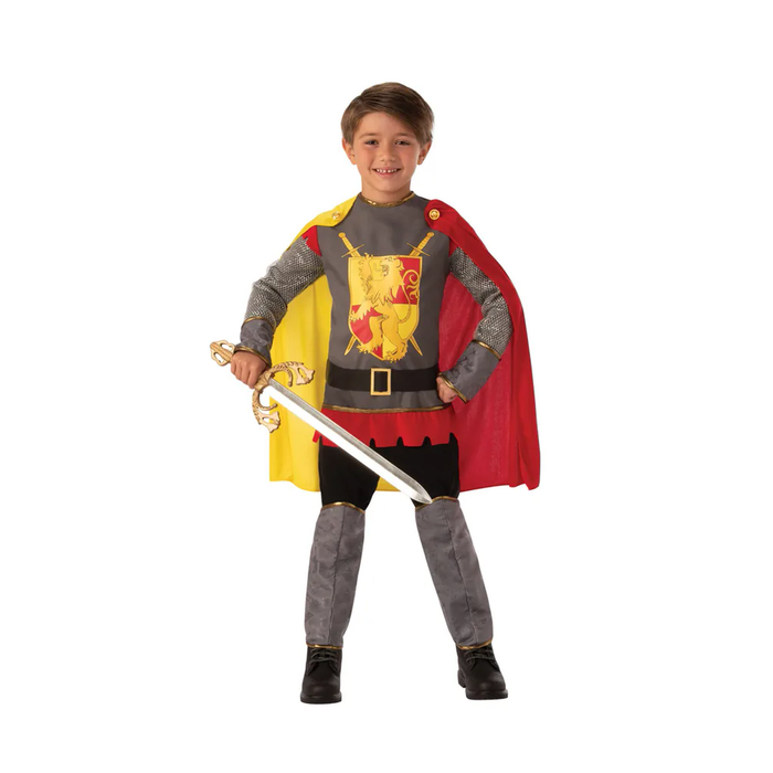 Niño con disfraz de caballero real, parte superior gris con escudo de león y capa roja
