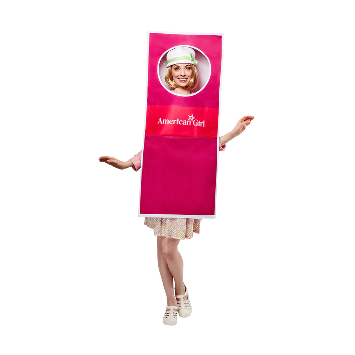 Mujer con disfraz de caja de muñeca American Girl, caja usable fucsia y roja con ventana redonda para la cara