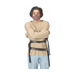 Hombre con camisa de fuerza color crema con correas y hebillas negras