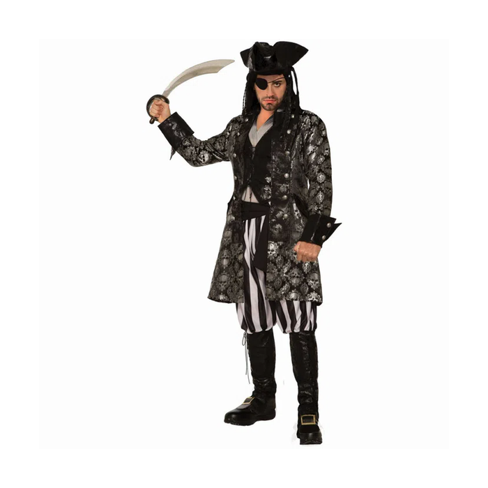 Hombre con disfraz de capitán pirata, chaqueta larga negra y plateada con calaveras y pantalón a rayas