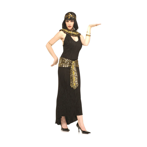 Mujer con disfraz de Cleopatra, vestido negro largo con faja dorada