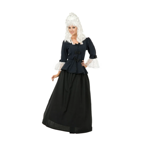 Mujer con disfraz de dama colonial, blusa negra con encaje y falda larga negra