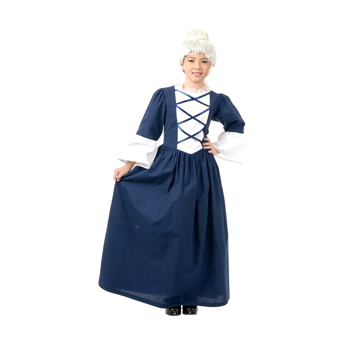 Niña con disfraz de dama colonial, vestido largo azul marino con pechera blanca de cintas cruzadas y mangas con vuelo