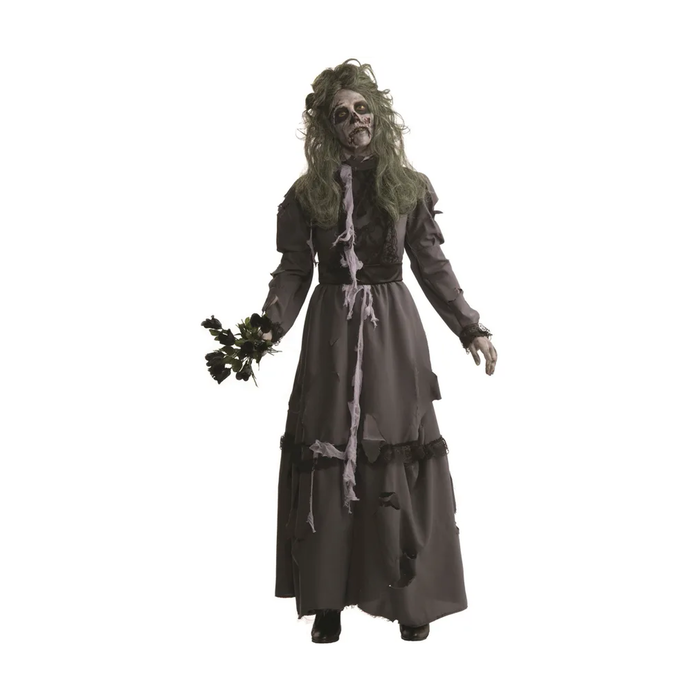 Mujer con disfraz de dama zombie, vestido largo gris desgastado y cinturón negro