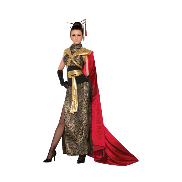 Mujer con disfraz de emperatriz dragón: vestido largo negro y dorado con capa roja y faja dorada