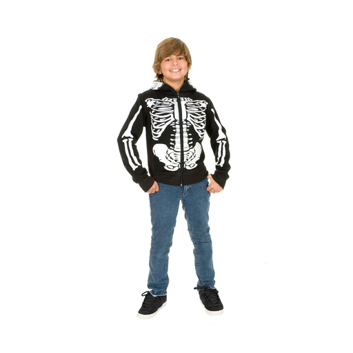 Niño con polerón negro con esqueleto estampado