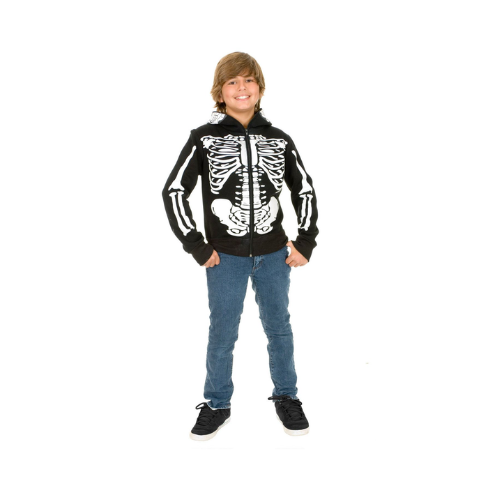 Niño con polerón negro con esqueleto estampado