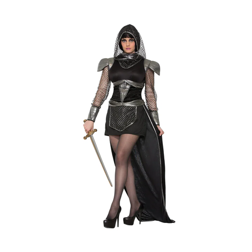 Mujer con disfraz de guerrera medieval negro: capucha de malla, hombreras plateadas, mangas de malla y falda con cola