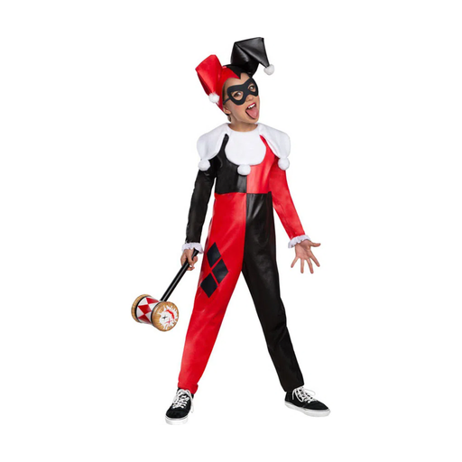 Niña con disfraz de Harley Quinn rojo y negro con gorro de bufón
