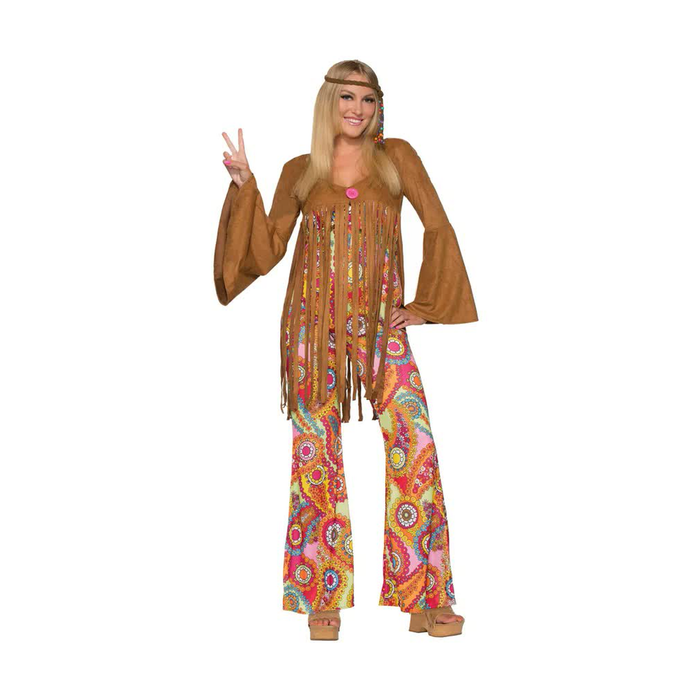 Mujer con disfraz hippie de flecos café y pantalón acampanado estampado