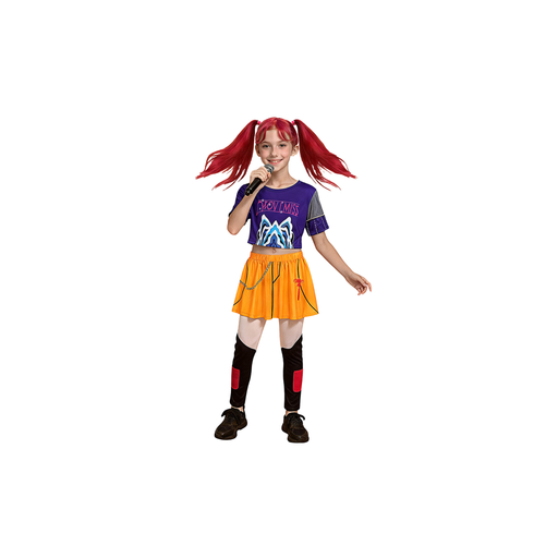 Niña con disfraz K-pop de polera morada y falda naranja