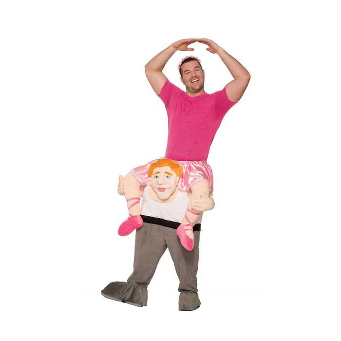 Persona con disfraz montado de bailarina con piernas falsas rosadas sobre un personaje