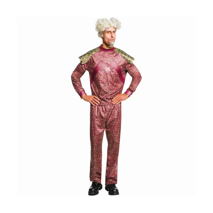 Hombre con disfraz de Mugatu, traje rojo y peluca blanca