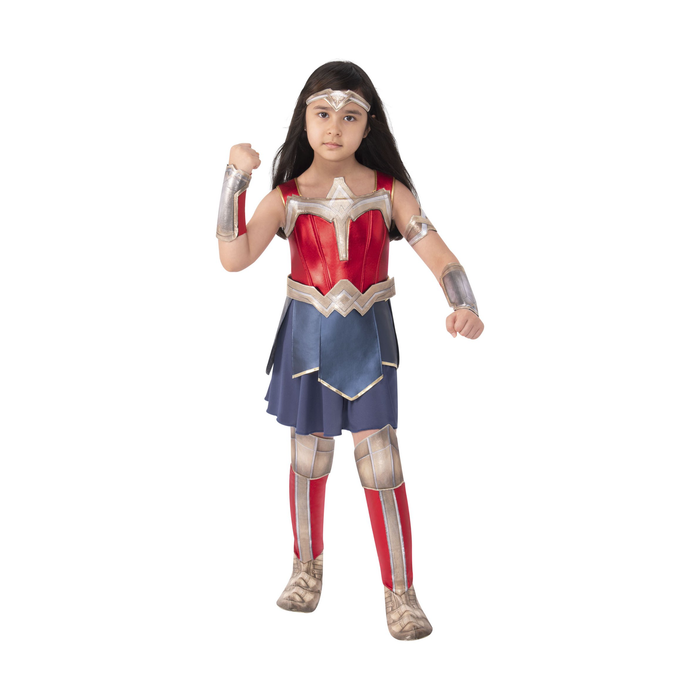 Niña con disfraz de Mujer Maravilla 1984: vestido rojo y azul con detalles plateados, tiara, guanteletes, brazalete y cubrebotas