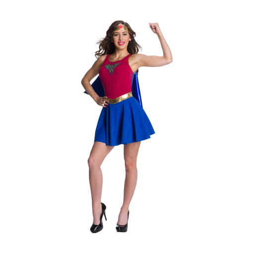 Mujer con disfraz de Mujer Maravilla: vestido sin mangas rojo y azul con cinturón dorado, capa azul y tiara