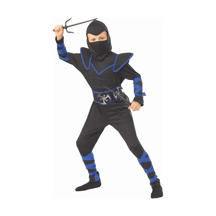 Niño con disfraz de ninja azul y negro