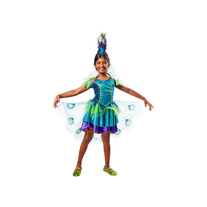 Niña con disfraz de pavo real: vestido azul y verde, cola de plumas y tocado