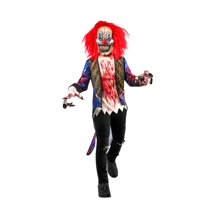 Niño con disfraz de payaso siniestro: máscara con pelo rojo, polera estampada con sangre y guantes