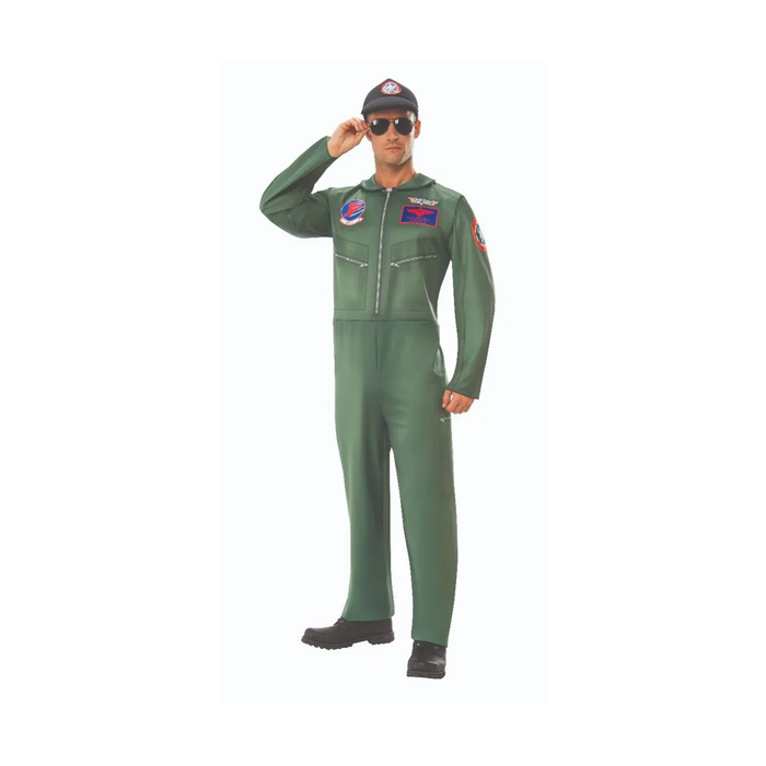 Hombre con enterito verde de piloto aviador con parches, jockey y lentes de sol
