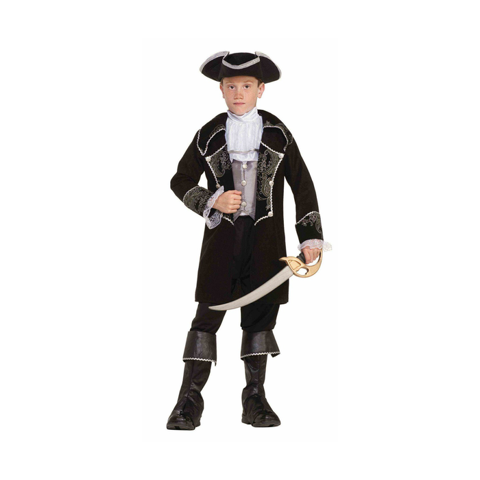 Niño con disfraz de pirata: chaqueta negra larga con bordados plateados, pechera blanca y sombrero tricornio