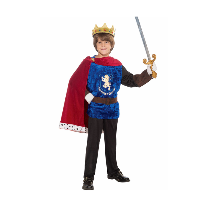 Niño con disfraz de príncipe, túnica azul con escudo y capa roja
