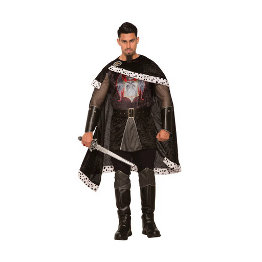 Hombre con disfraz de rey oscuro, túnica negra y capa con borde blanco moteado