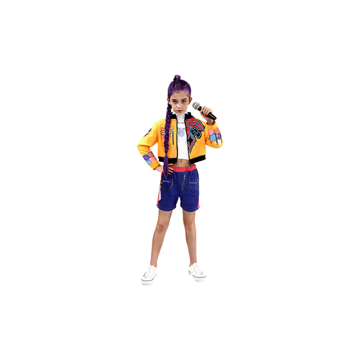 Niña con disfraz K-pop de chaqueta amarilla y short azul