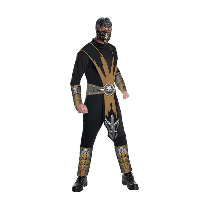 Hombre con disfraz de Scorpion, enterito negro con tabardo dorado y máscara