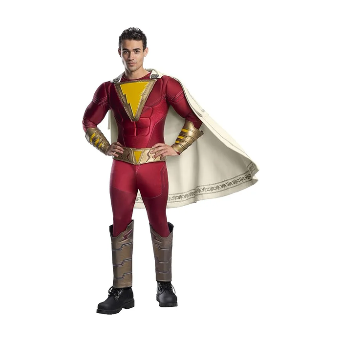 Hombre con disfraz de Shazam, enterito rojo con rayo dorado y capa blanca