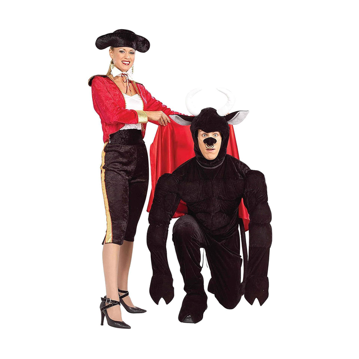 Mujer con disfraz de torera: chaqueta roja, pantalón negro a la rodilla con franja dorada y sombrero, junto a un acompañante disfrazado de toro