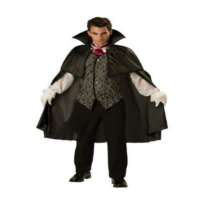 Hombre con disfraz de vampiro con capa negra y chaleco