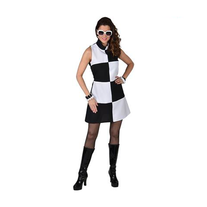 Mujer con vestido años 60 blanco y negro