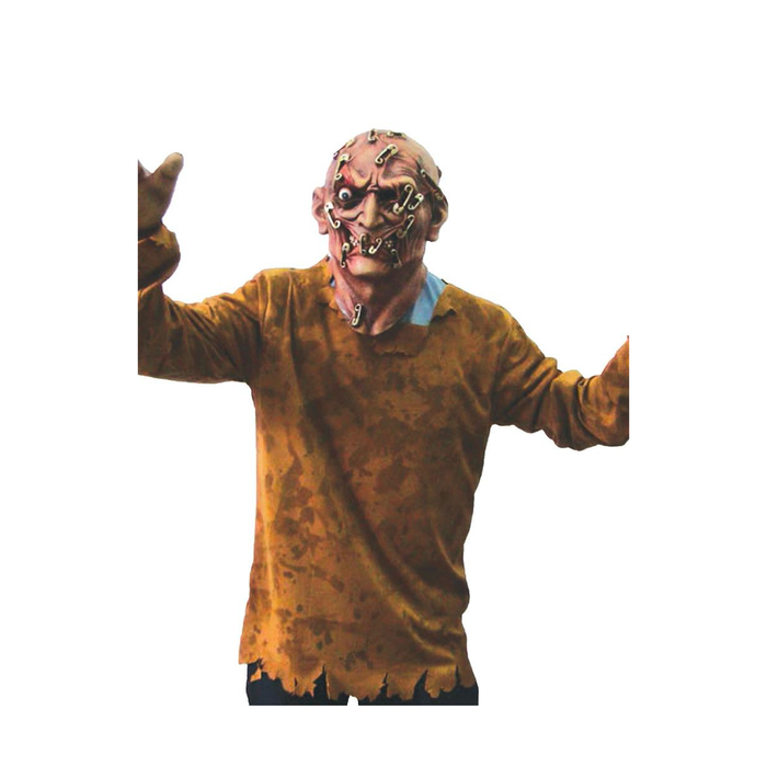 Hombre con disfraz de zombie con alfileres