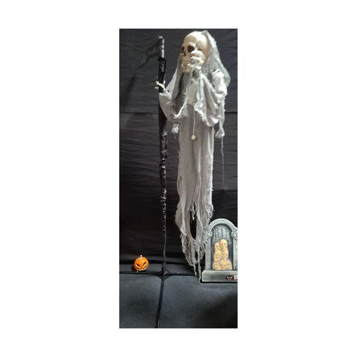 Espectro flotante esqueleto con túnica de gasa gris y guadaña sobre pedestal, foto real en tienda